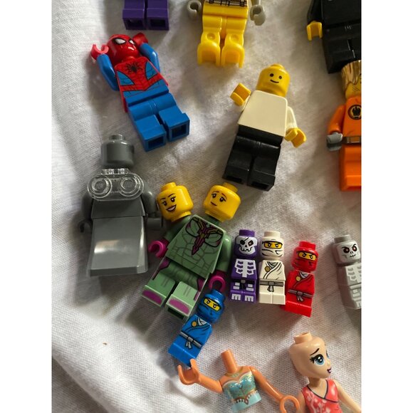 LEGO Minifigure Bundle 20 Pieces Mixed Themes & Characters - Picture 3 of 15